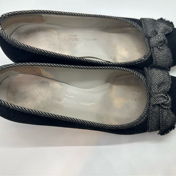Salvatore Ferragamo suede black flats. - Picture 2 of 4